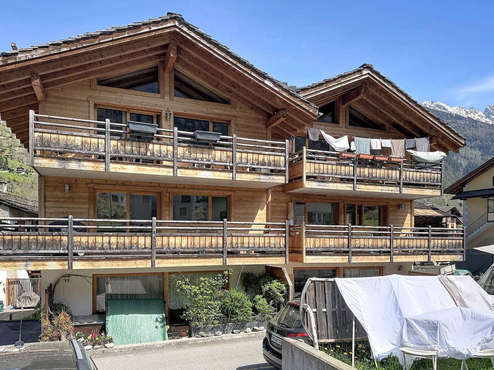 Le chalet vu de la façade sud, avec ses balcons filants en bois sur trois niveaux.