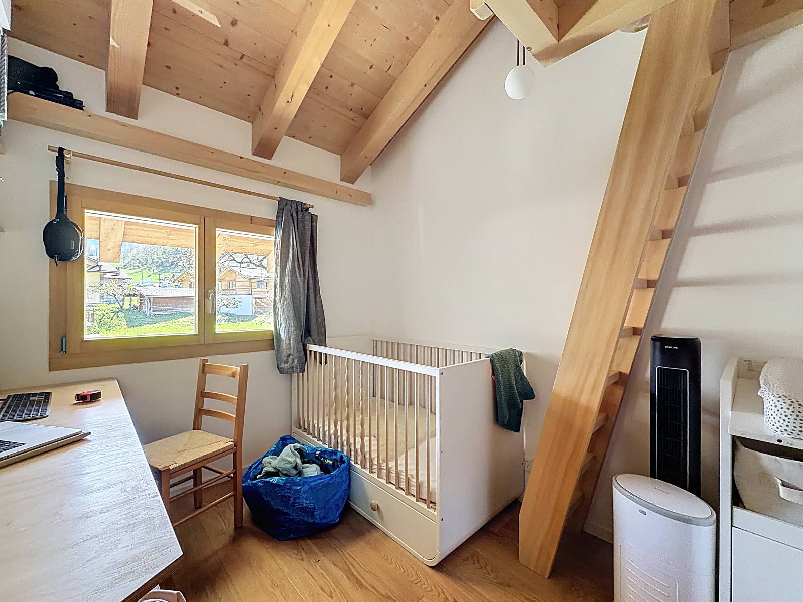 La seconde chambre, aujourd'hui aménagée en bureau, avec l'escalier de meunier.