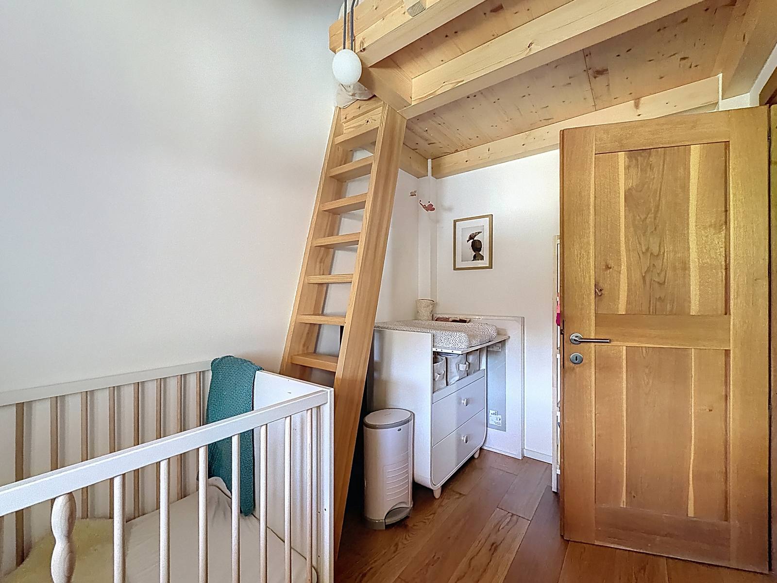 Le palier et l'escalier de meunier qui dessert l'espace sous le faîte.