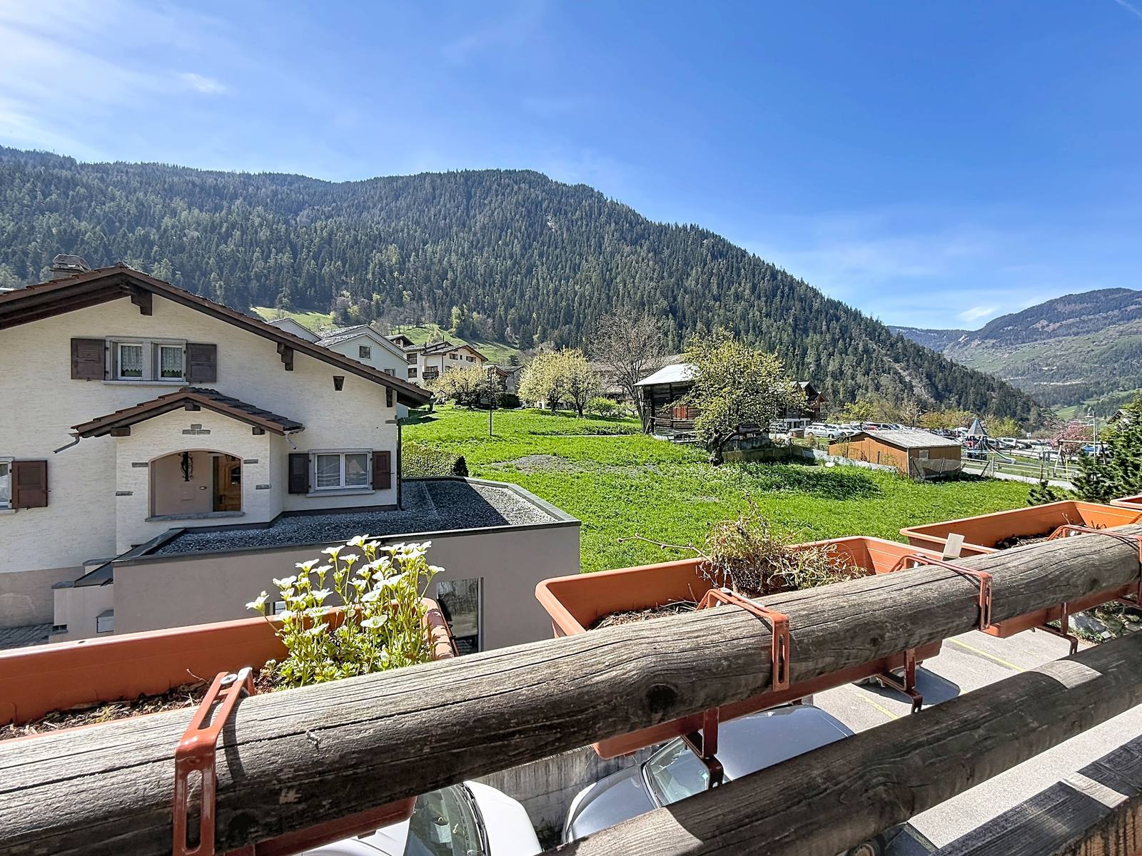 Vue plein sud depuis la terrasse, sur le vallon boisé et les hauts de Bagnes.